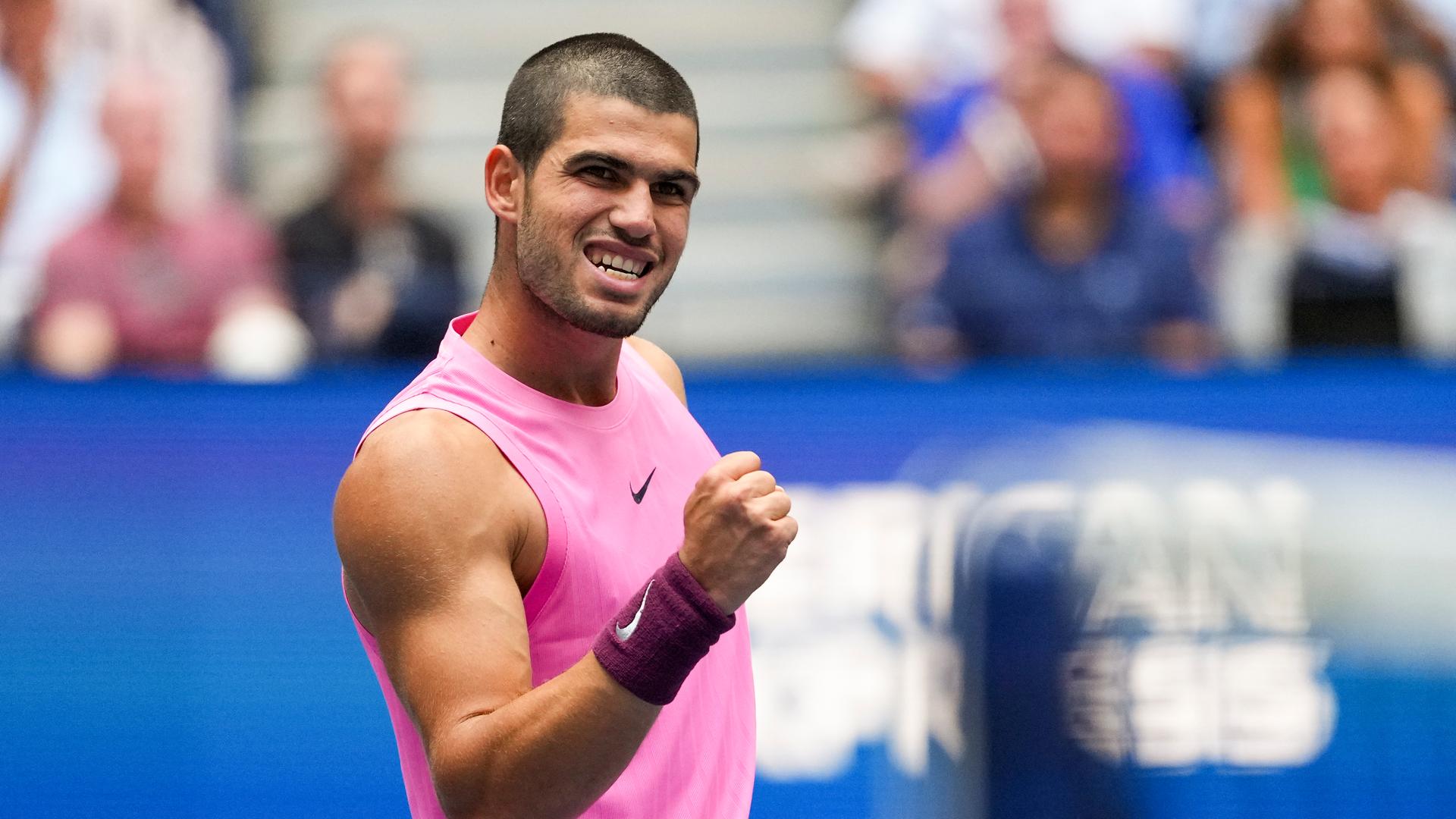 Carlos Alcaraz steht bei den US Open in New York auf dem Platz. Es ist das Viertelfinale. Er ballt die Faust nach einem gewonnenen Punkt. Carlos Alcaraz steht bei den US Open in New York auf dem Platz. Es ist das Viertelfinale. Er ballt die Faust nach einem gewonnenen Punkt.