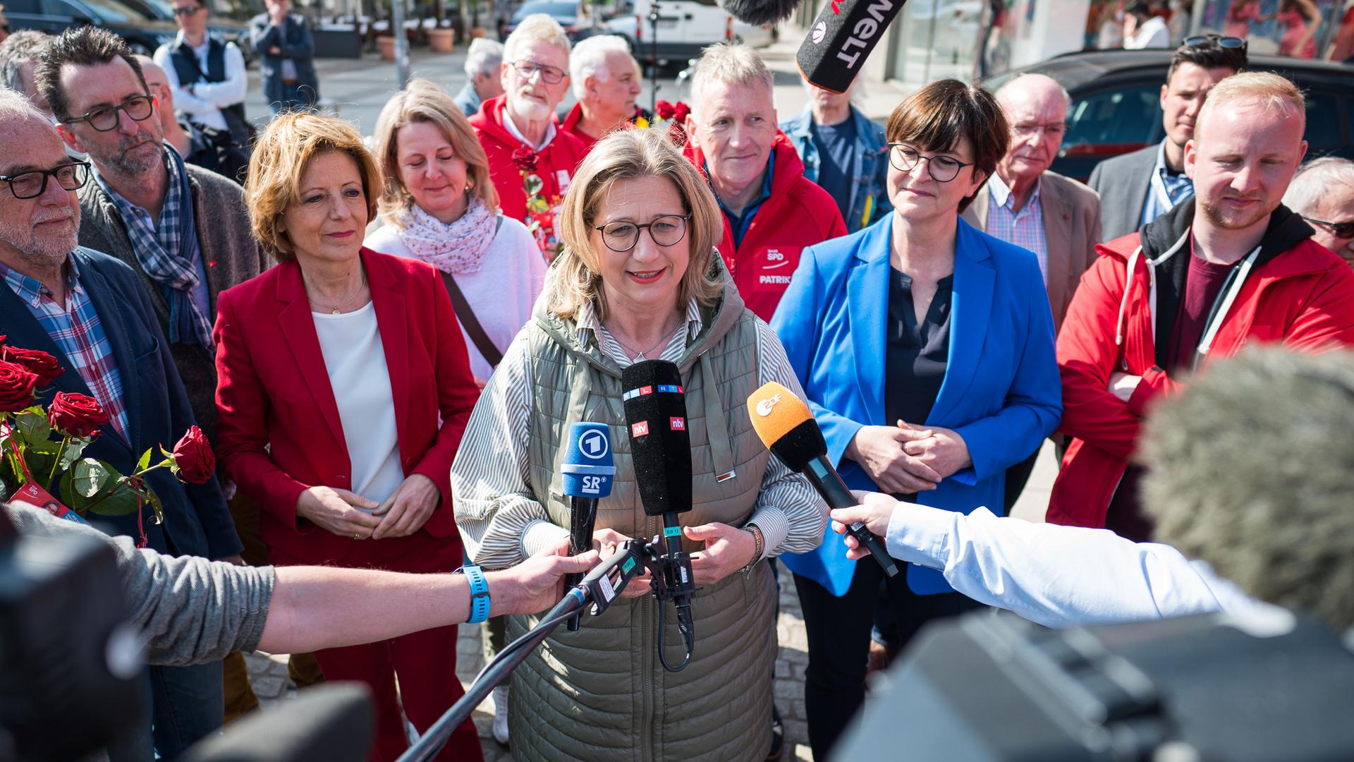 Anke Rehlinger steht am Tag vor der Landtagswahl im Saarland vor der Presse. Im Hintergrund stehen Malu Dreyer (3.v.l.) und die SPD-Vorsitzende Saskia Esken Anke Rehlinger steht am Tag vor der Landtagswahl im Saarland vor der Presse. Im Hintergrund stehen Malu Dreyer (3.v.l.) und die SPD-Vorsitzende Saskia Esken
