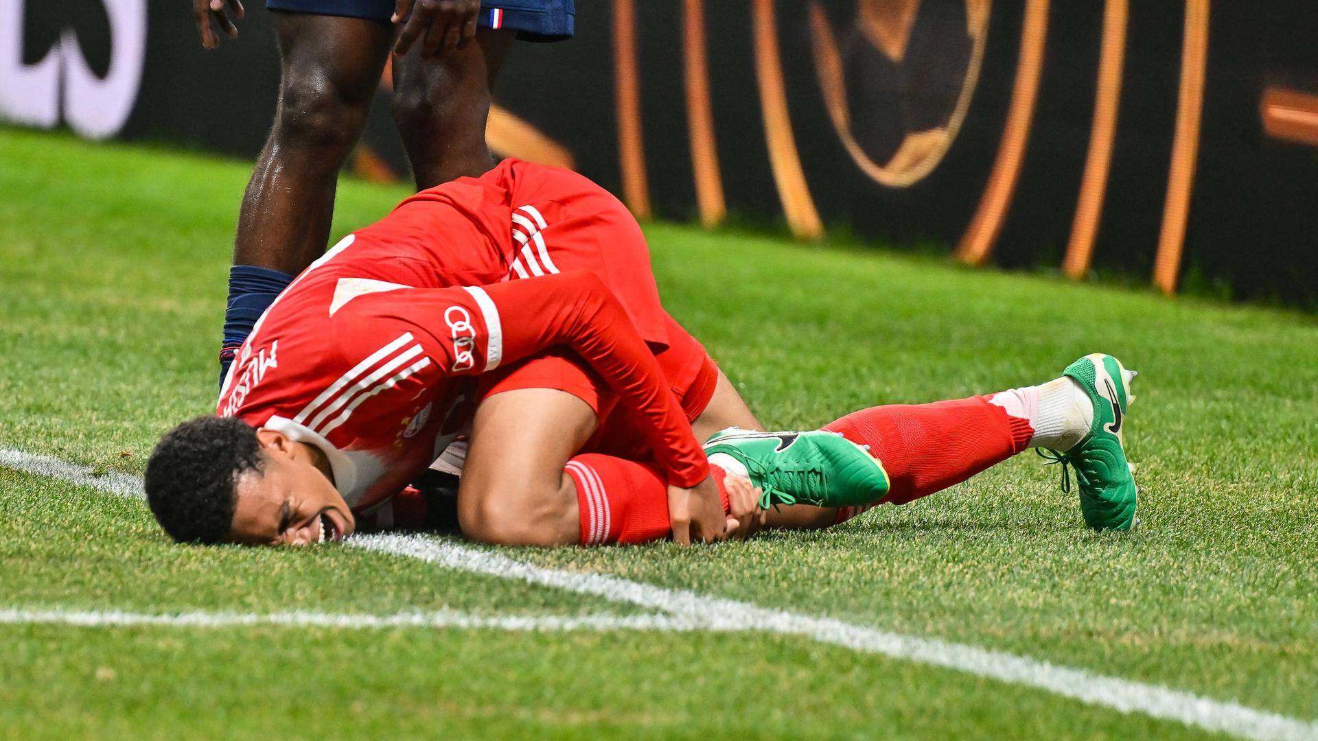 Bayerns Jamal Musiala liegt im Viertelfinale der Club-WM gegen Paris Saint-Germain verletzt auf dem Spielfeld. 