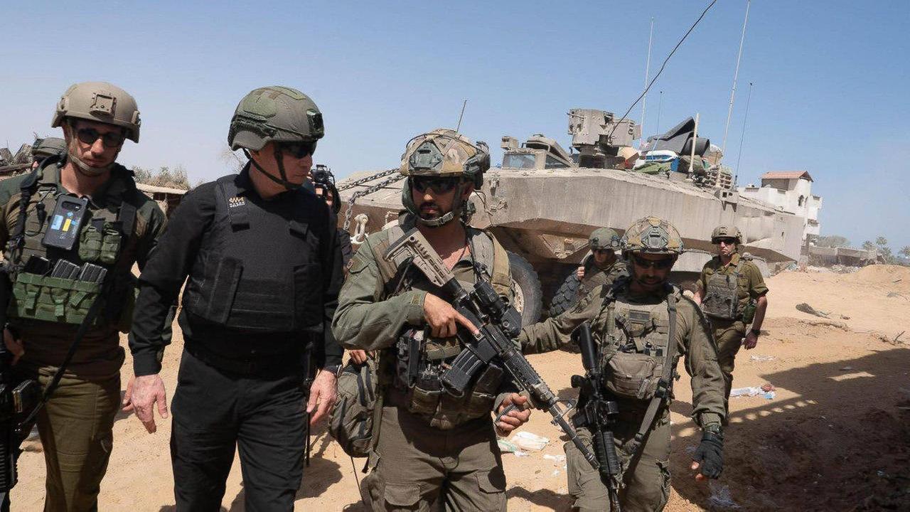 26. Mai 2024, Bezirk Rafah, Israel: Der israelische Verteidigungsminister YOAV GALLANT besucht die Truppen in Rafah, wo er eine operative Lagebeurteilung durchführt und über die Operationen der Truppen über und unter der Erde sowie über die Vertiefung der Operationen in weiteren Gebieten mit dem Ziel der Zerschlagung der Hamas-Bataillone informiert wird.