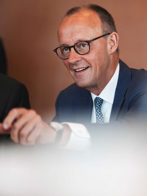 Portraitbild von Friedrich Merz mit verschwommenen Lichtpunkten