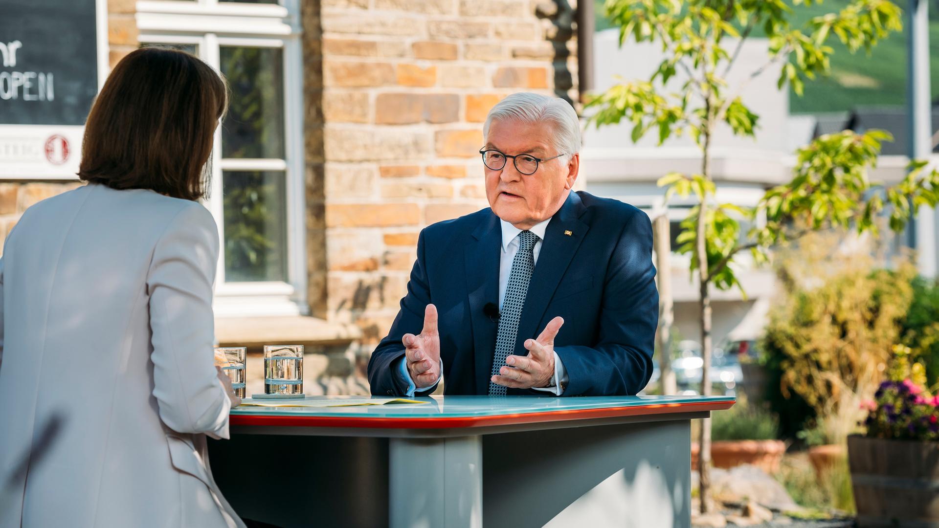 Bundespräsident Frank-Walter Steinmeier sitzt beim Sommerinterview von Berlin direkt mit der ZDF-Chefredakteurin Bettina Schausten in Mayschoß.