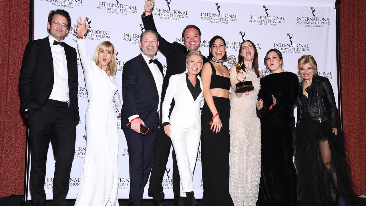 Das Team der deutschen Filmserie "Liebes Kind" mit Regisseurin Isabel Kleefeld (Mitte) feiert auf einer Bühne in New York den Gewinn den International Emmy. 