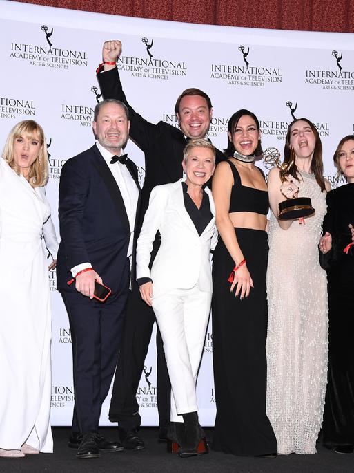 Das Team der deutschen Filmserie "Liebes Kind" mit Regisseurin Isabel Kleefeld (Mitte) feiert auf einer Bühne in New York den Gewinn den International Emmy. 