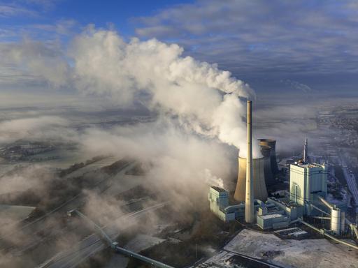 Abgaswolken des Kohlekraftwerk RWE-Power Gersteinwerk bei Werne, 04.02.2015, Luftbild, , exhaust gas clouds of coal-fired power plant RWE Power Gersteinwerk in Werne, 04.02.2015, aerial view