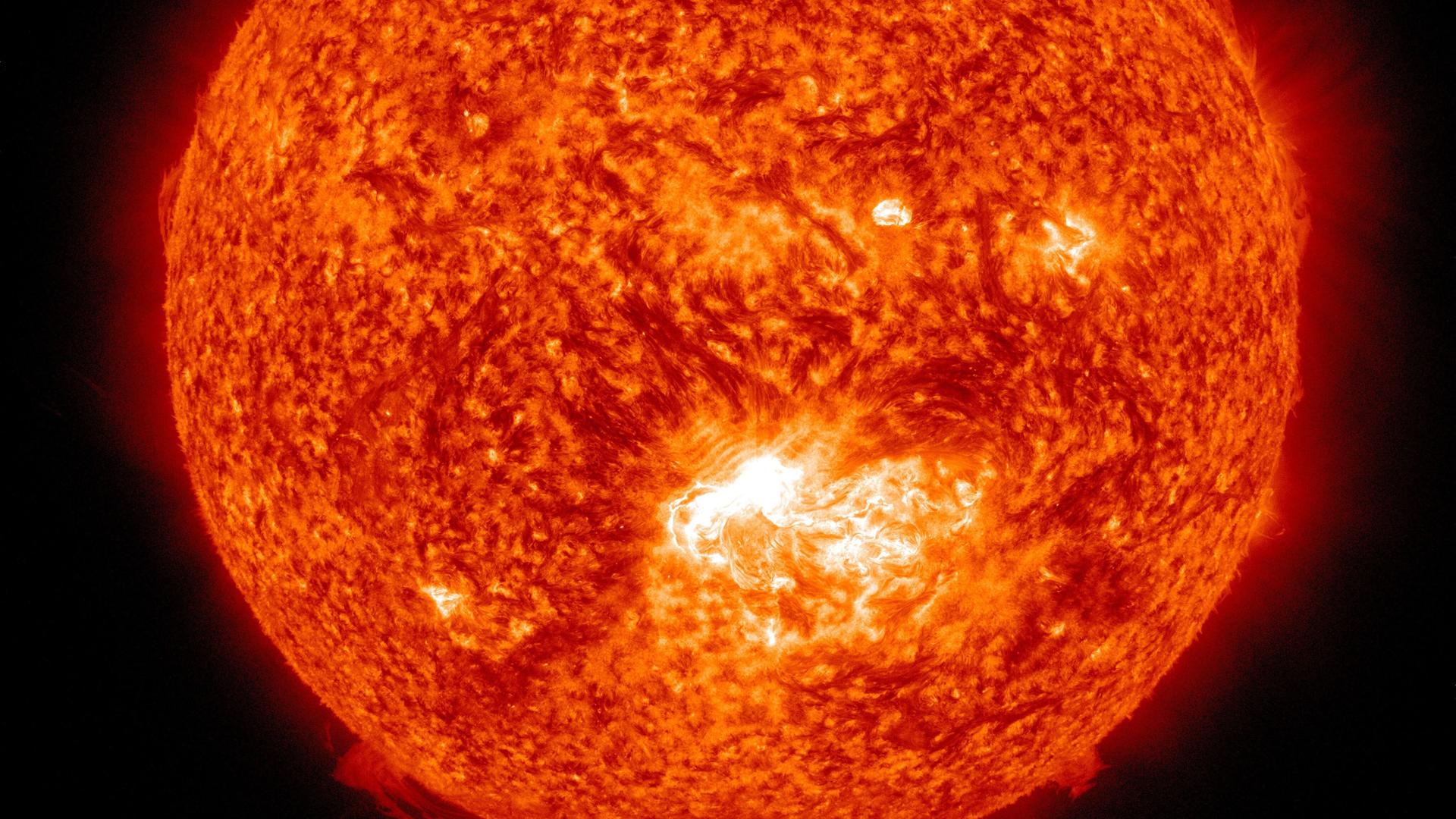 Das Handout der NASA zeigt eine Stelle in der Sonne, an der ein Sonnensturm begonnen hat. 
