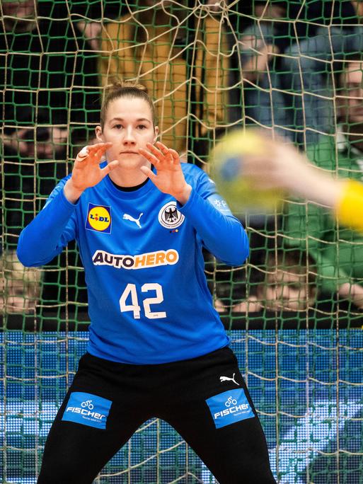 Katharina Filter, Torhüterin der deutschen Handball-Nationalmannschaft der Frauen, steht im Testspiel gegen Schweden im Tor.