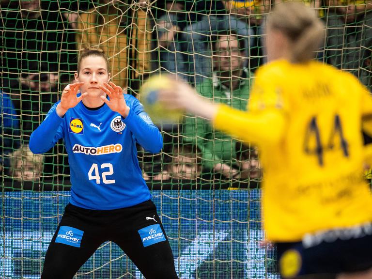 Katharina Filter, Torhüterin der deutschen Handball-Nationalmannschaft der Frauen, steht im Testspiel gegen Schweden im Tor.