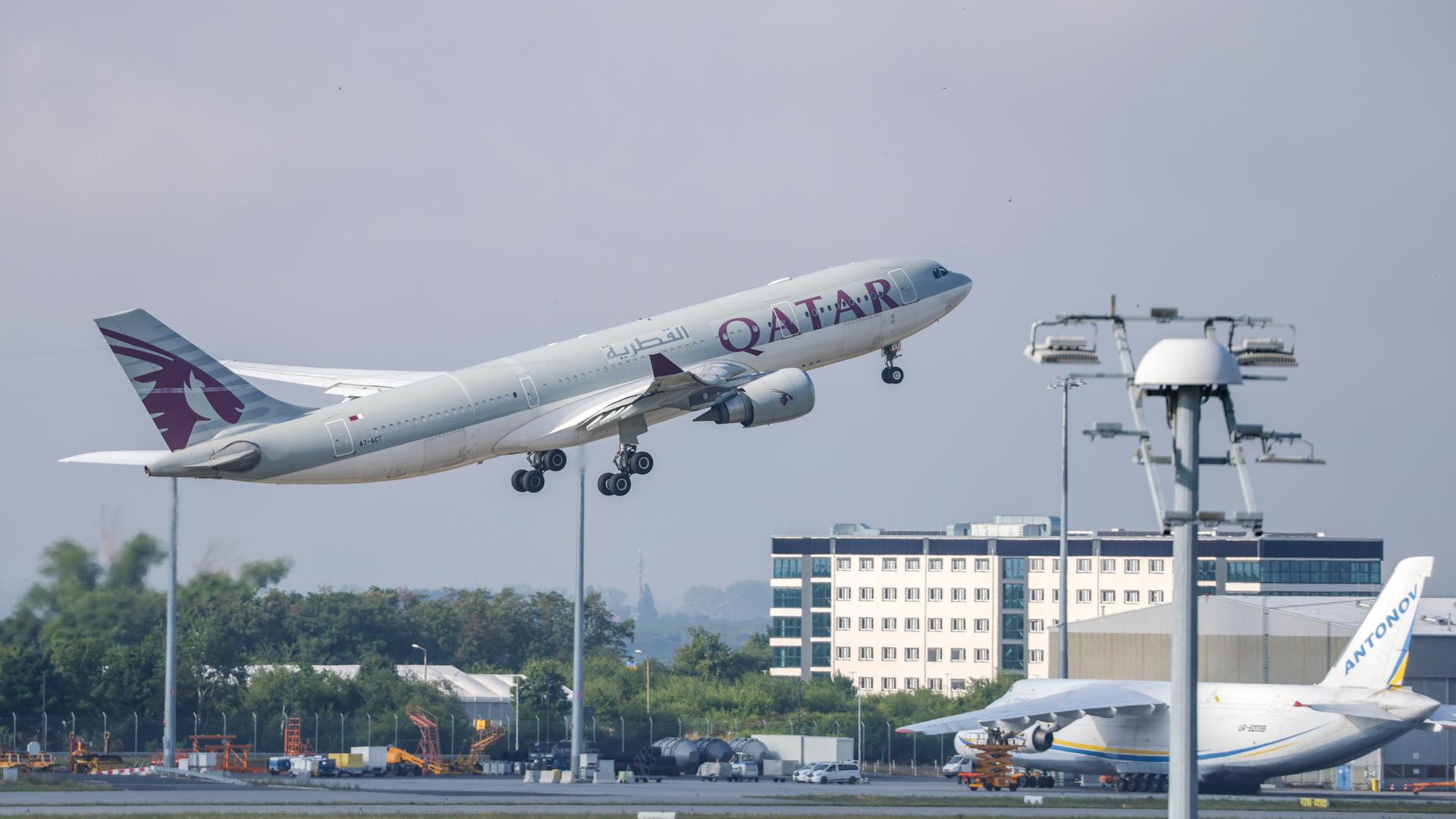 Ein Flugzeug der Qatar Airways startet am 18.07.2025 vom Flughafen Leipzig/Halle. 