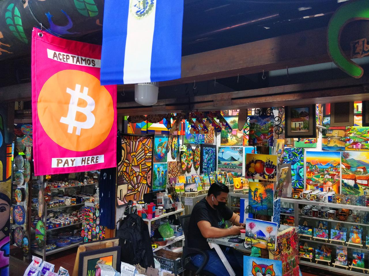 Ein Bitcoin-Zeichen an einem Geschäft. 