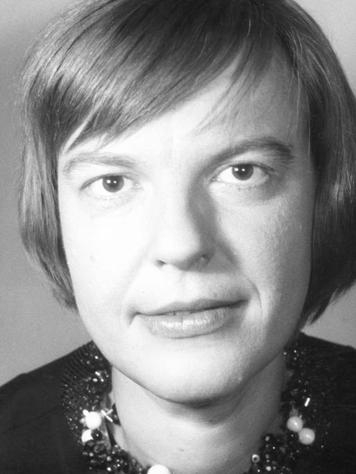 Die Schrifstellerin Ingeborg Bachmann in den 1960er Jahren. Die Schrifstellerin Ingeborg Bachmann in den 1960er Jahren.