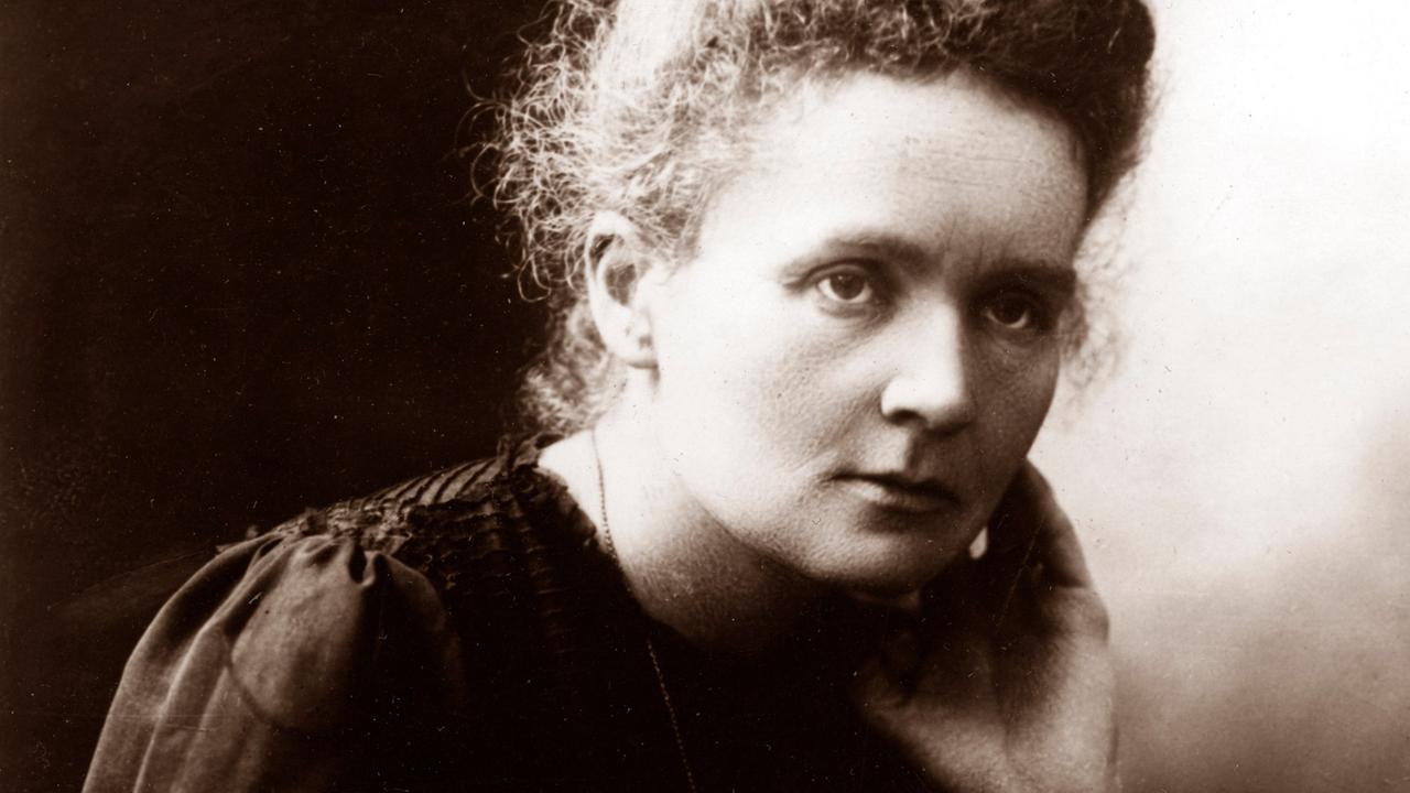 Physikerin und Chemikerin Marie Curie (1867-1934) in einer Schwarz-weiß-Aufnahme im Dreiviertelprofil Physikerin und Chemikerin Marie Curie (1867-1934) in einer Schwarz-weiß-Aufnahme im Dreiviertelprofil