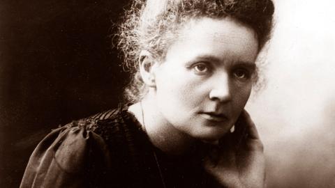 Physikerin und Chemikerin Marie Curie (1867-1934) in einer Schwarz-weiß-Aufnahme im Dreiviertelprofil
