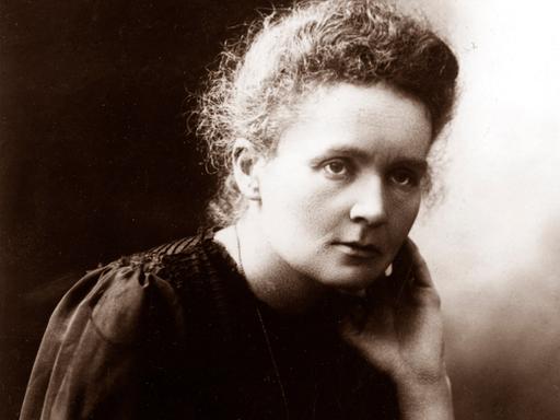 Physikerin und Chemikerin Marie Curie (1867-1934) in einer Schwarz-weiß-Aufnahme im Dreiviertelprofil