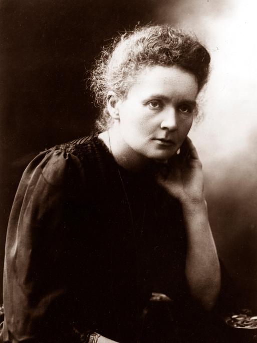 Physikerin und Chemikerin Marie Curie (1867-1934) in einer Schwarz-weiß-Aufnahme im Dreiviertelprofil