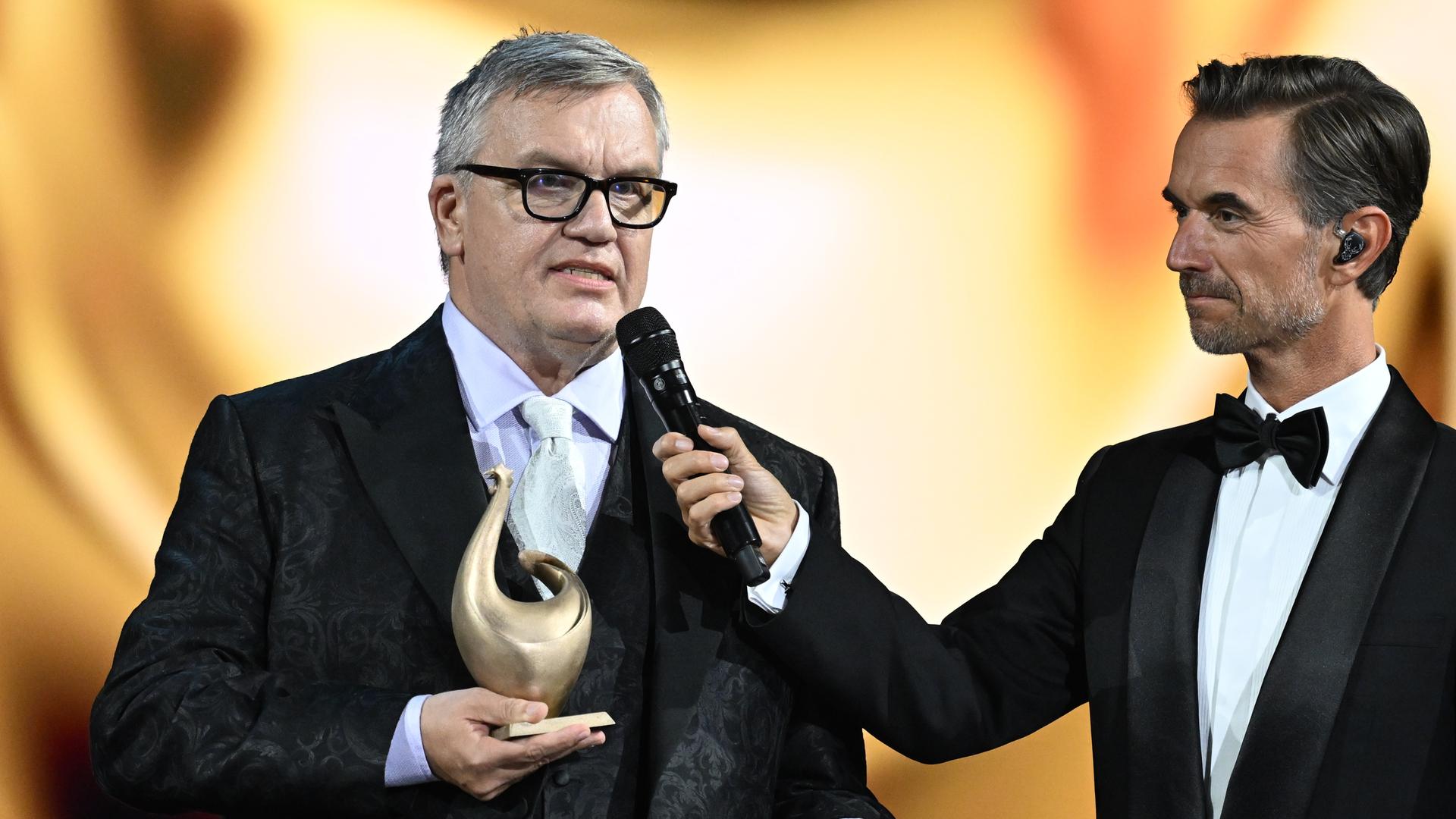 Hape Kerkeling (l) freut sich mit Moderator Florian Silbereisen über den Preis in der Kategorie "Film und Fernsehen". Hape Kerkeling (l) freut sich mit Moderator Florian Silbereisen über den Preis in der Kategorie "Film und Fernsehen".