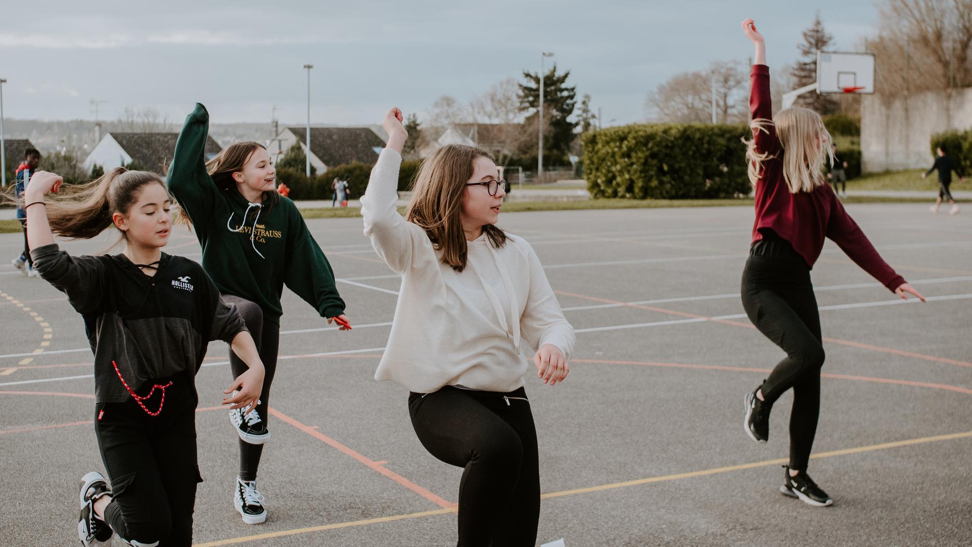 Eine Gruppe von Mädchen tanzt eine Choreographie im Stil der populären Plattform TikTok. Eine Gruppe von Mädchen tanzt eine Choreographie im Stil der populären Plattform TikTok.
