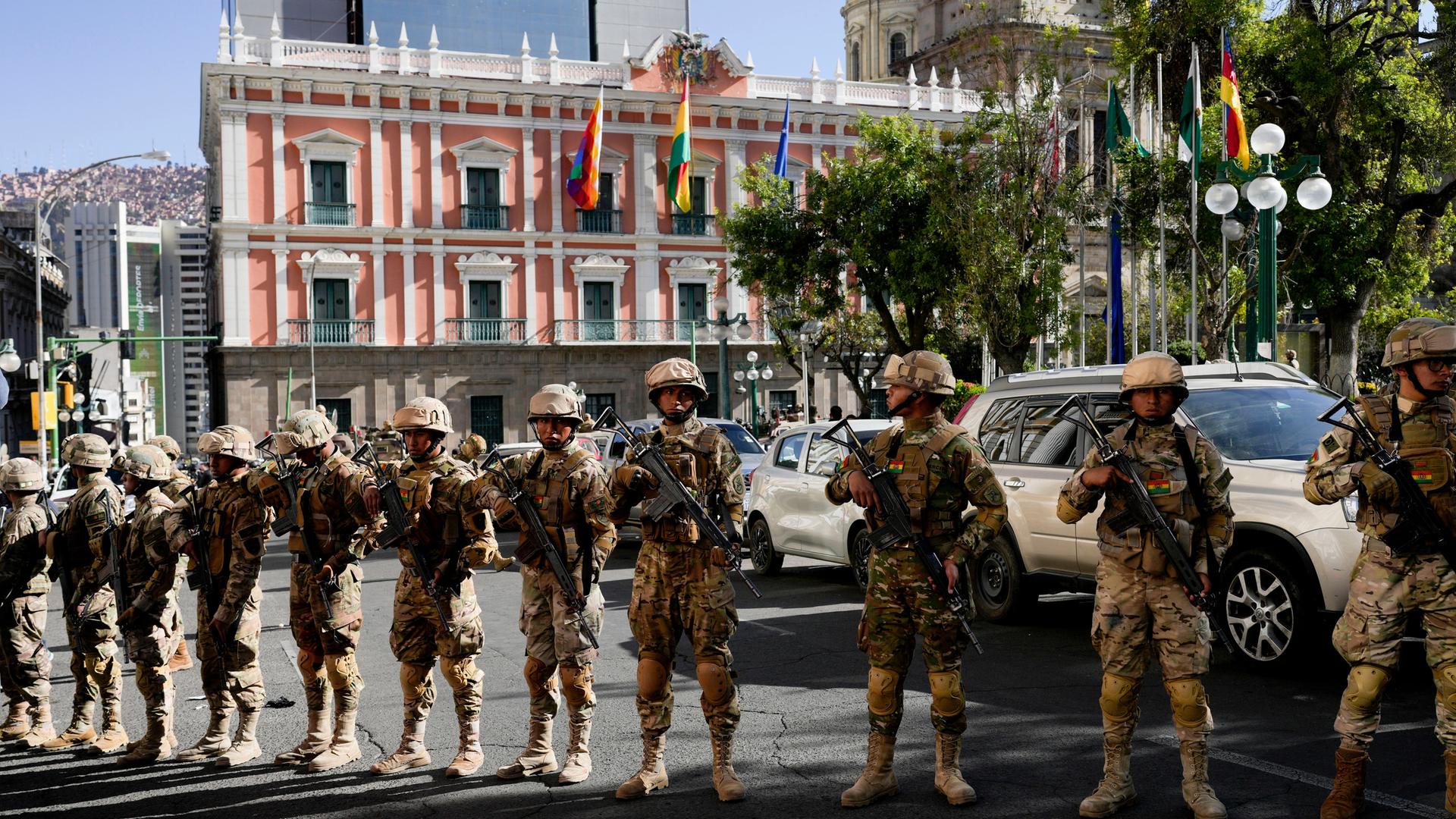 Soldaten stehen vor dem Präsidentenpalast von Bolivien.