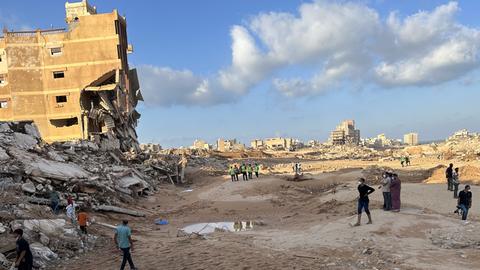Such- und Rettungsmaßnahmen in der der libyschen Hafenstadt Darna nach den verheerenden Überschwemmungen durch den  Sturm Daniel.