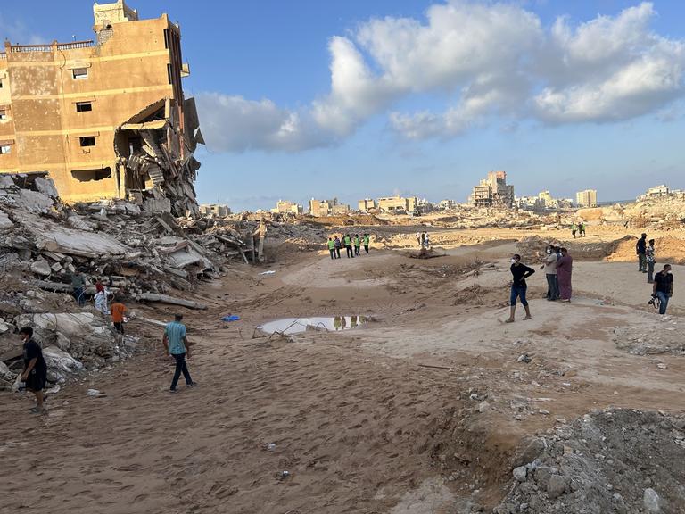 Such- und Rettungsmaßnahmen in der der libyschen Hafenstadt Darna nach den verheerenden Überschwemmungen durch den  Sturm Daniel.