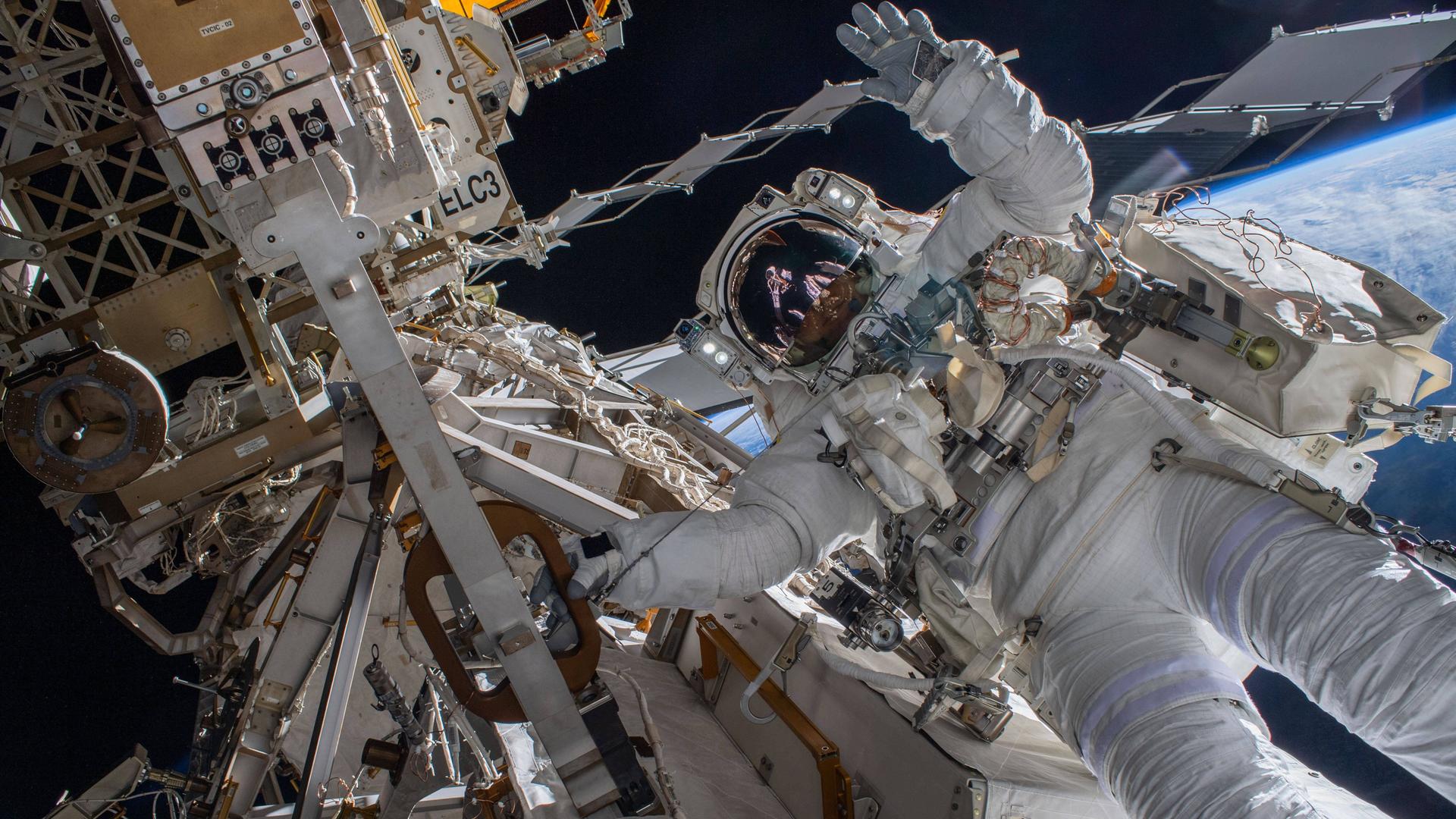 Der Astronaut Matthias Maurer bei seinem Außeneinsatz an der Raumstation ISS im März 2022