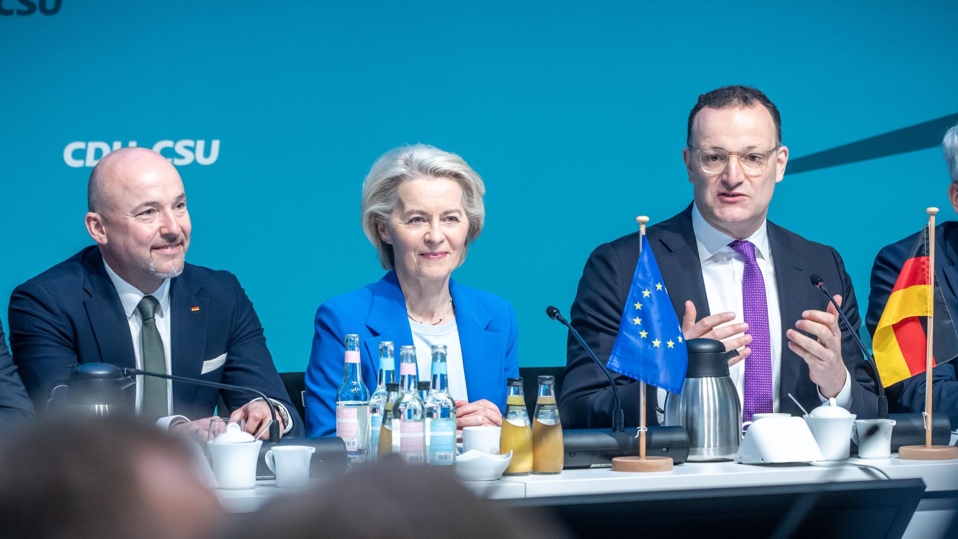 Alexander Hoffmann (l), Ursula von der Leyen (M) und Jens Spahn (CDU, r) sitzen zu Beginn der zweitägigen Klausur des Vorstands der CDU/CSU-Bundestagsfraktion nebeneinander. 