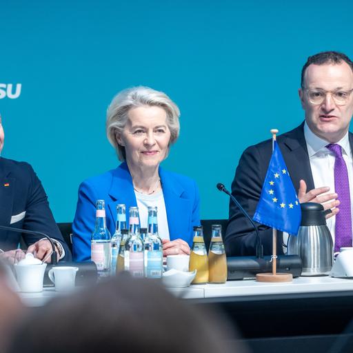 Alexander Hoffmann (l), Ursula von der Leyen (M) und Jens Spahn (CDU, r) sitzen zu Beginn der zweitägigen Klausur des Vorstands der CDU/CSU-Bundestagsfraktion nebeneinander. 