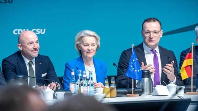 Alexander Hoffmann (l), Ursula von der Leyen (M) und Jens Spahn (CDU, r) sitzen zu Beginn der zweitägigen Klausur des Vorstands der CDU/CSU-Bundestagsfraktion nebeneinander. 