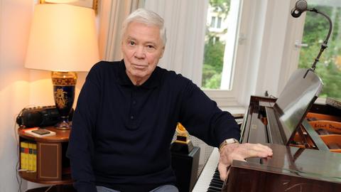 Der Bariton Dietrich Fischer-Dieskau sitzt am Montag (16.05.2011) an seinem Flügel in seinem Haus in Berlin.