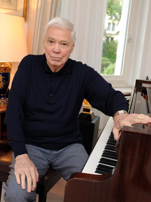Der Bariton Dietrich Fischer-Dieskau sitzt am Montag (16.05.2011) an seinem Flügel in seinem Haus in Berlin.