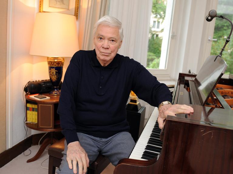 Der Bariton Dietrich Fischer-Dieskau sitzt am Montag (16.05.2011) an seinem Flügel in seinem Haus in Berlin.