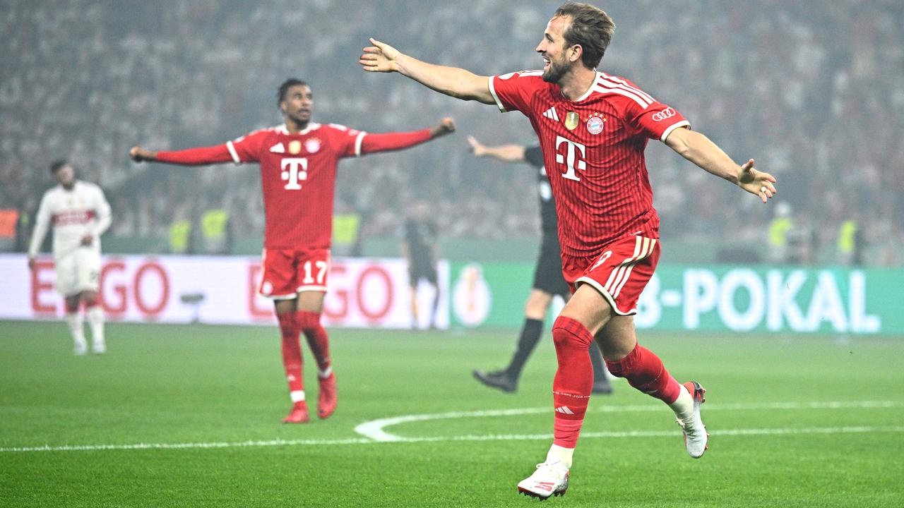 Das Foto zeigt, wie sich Harry Kane vom FC Bayern über sein Tor zum 2:0 gegen Stuttgart im DFB-Pokalfinale freut.