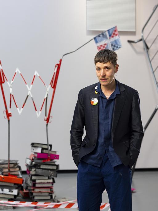 Der britische Künstler Jesse Darling steht in einer Kunstinstallation.
