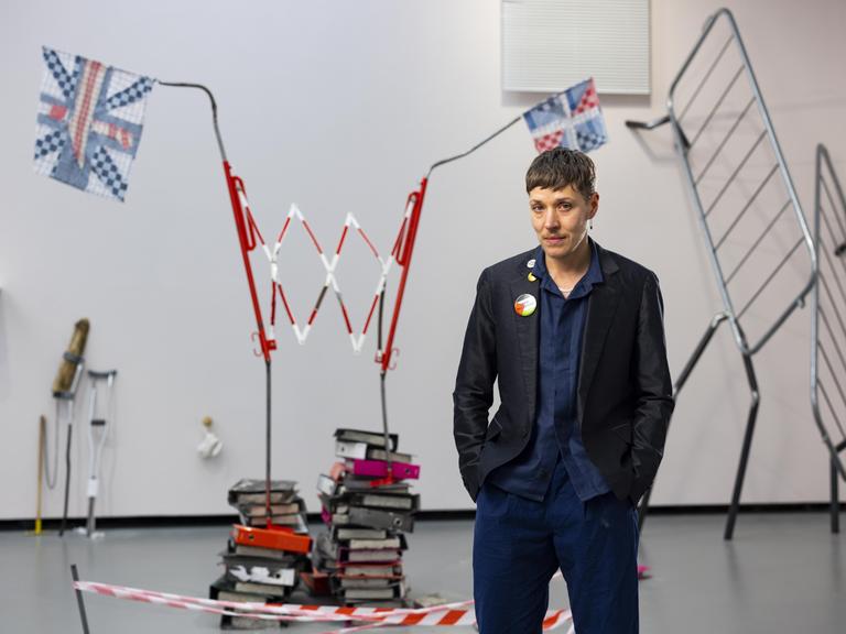 Der britische Künstler Jesse Darling steht in einer Kunstinstallation.