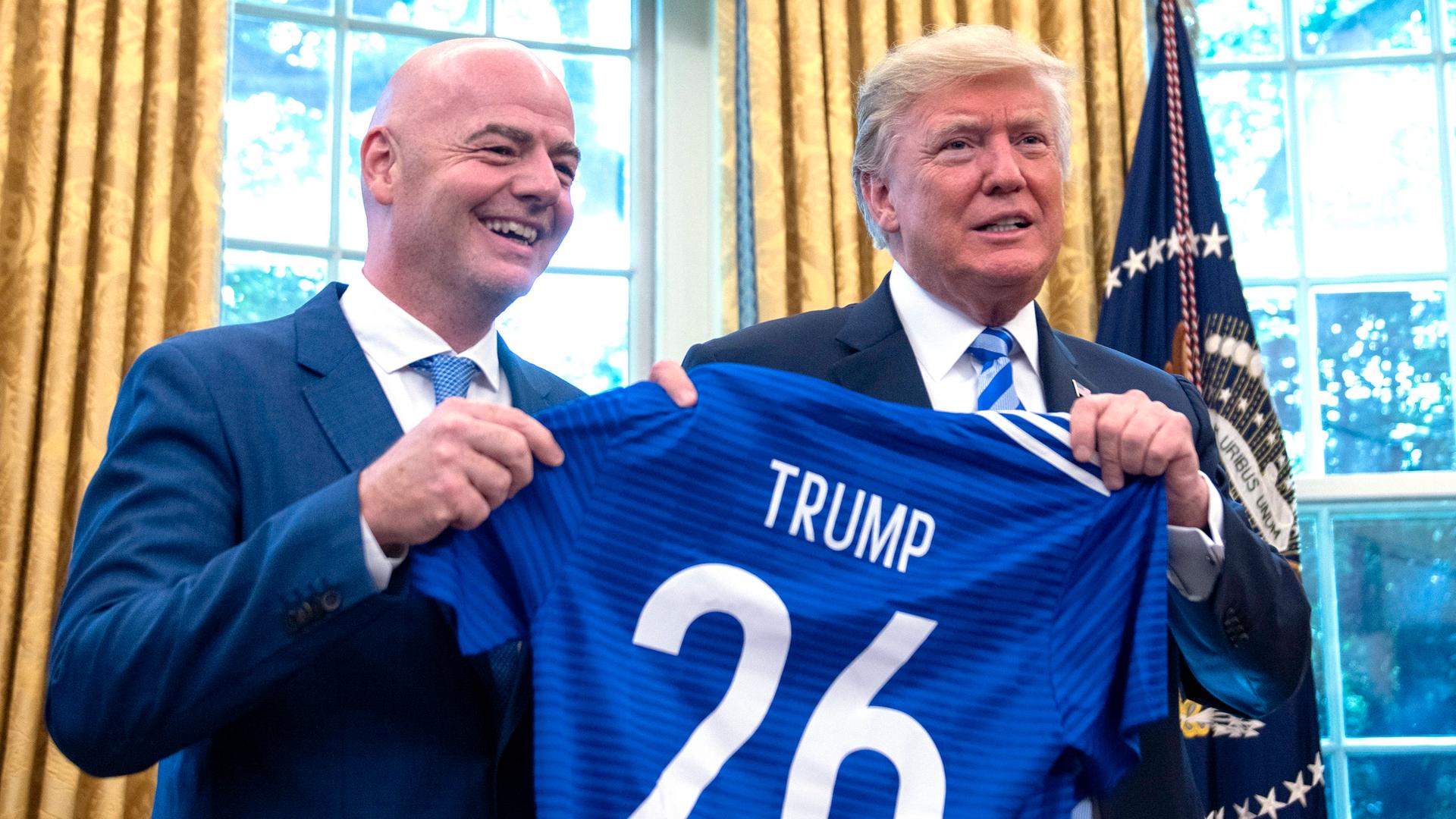 FIFA-Boss Gianni Infantino überreicht US-Präsident Donald Trump ein Trikot mit seinem Namen und der Nummer 26.