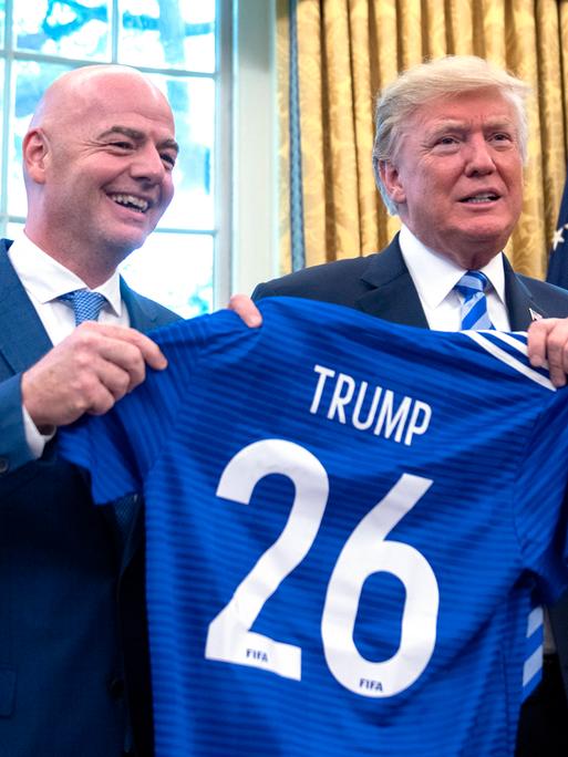 FIFA-Boss Gianni Infantino überreicht US-Präsident Donald Trump ein Trikot mit seinem Namen und der Nummer 26.