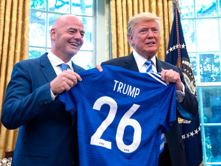 FIFA-Boss Gianni Infantino überreicht US-Präsident Donald Trump ein Trikot mit seinem Namen und der Nummer 26.