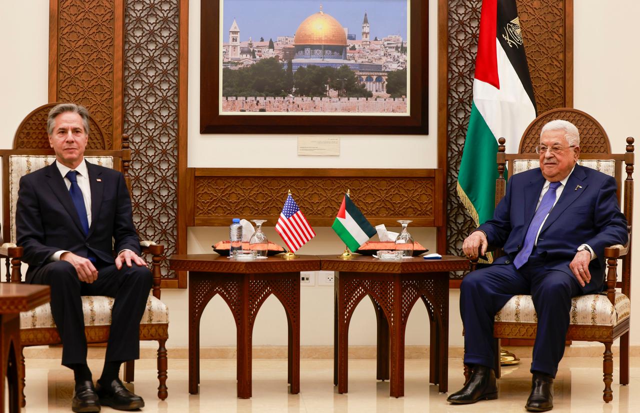 Ramallah: US-Außenminister Antony Blinken, links, sitzt mit Palästinenserpräsident Mahmud Abbas, rechts, an einem Tisch.