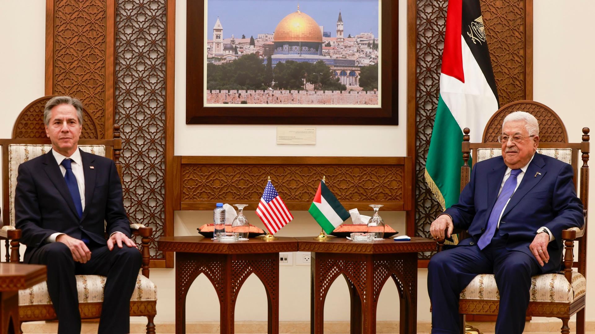 Ramallah: US-Außenminister Antony Blinken, links, sitzt mit Palästinenser-Präsident Mahmud Abbas, rechts, an einem Tisch.