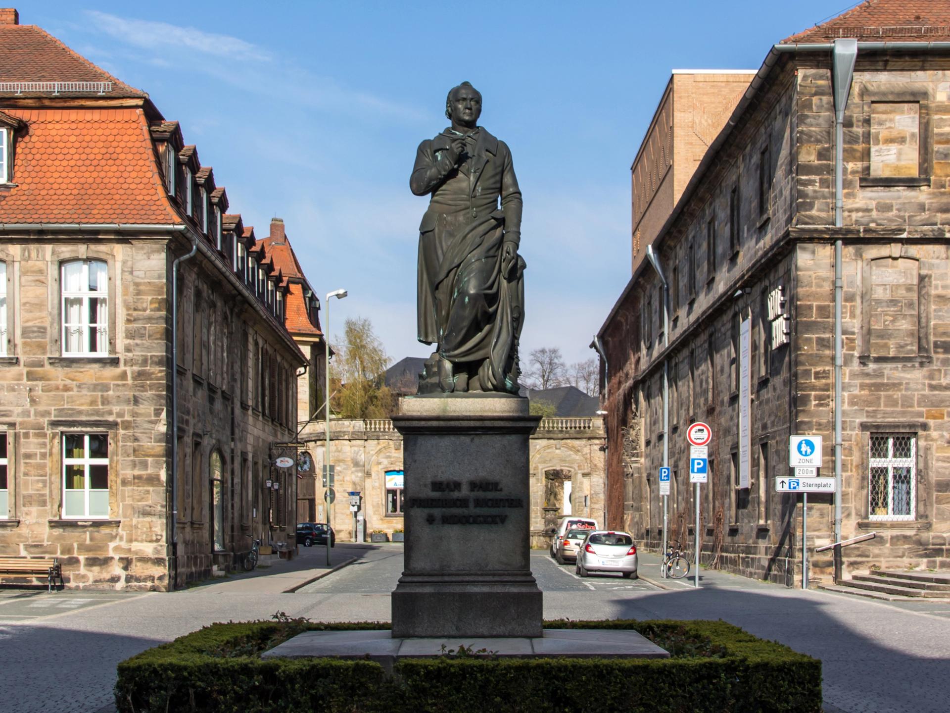 Die Statue von Jean Paul in der Innenstadt von Bayreuth.