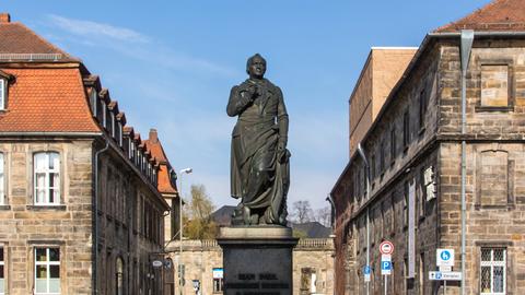 Die Statue von Jean Paul in der Innenstadt von Bayreuth.