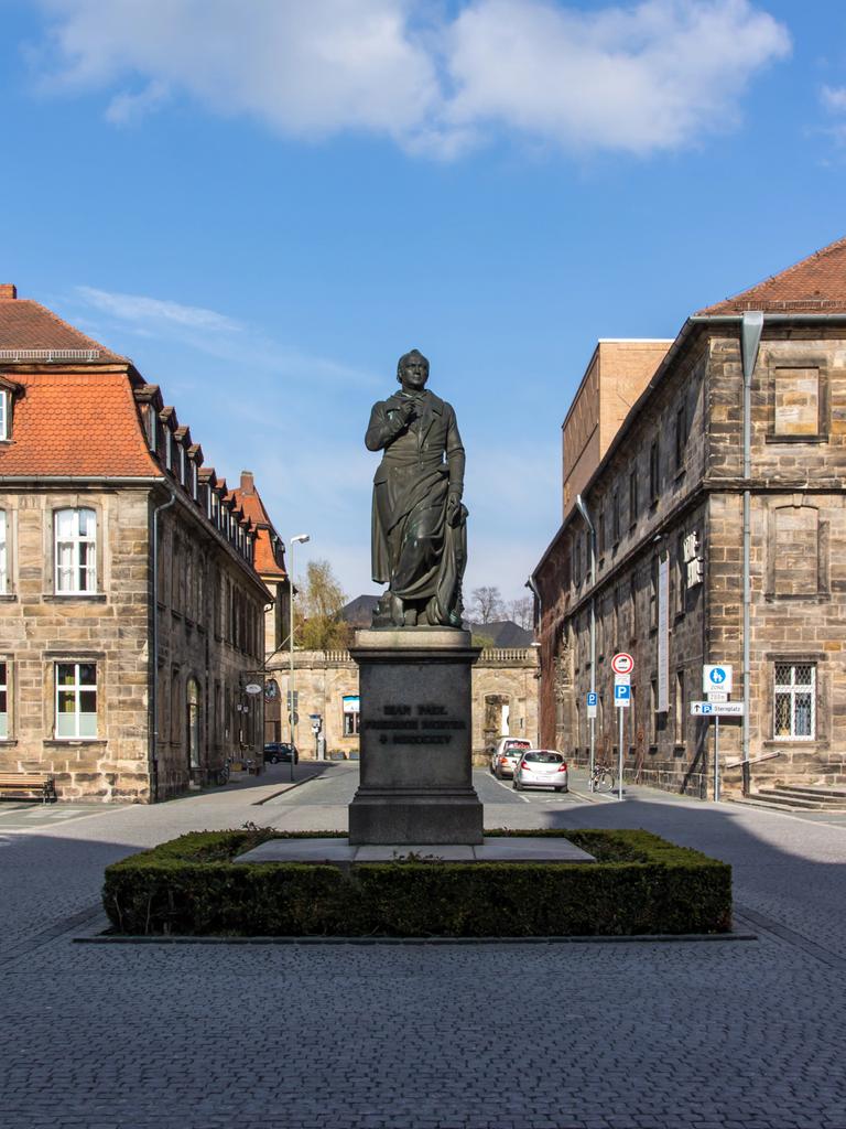 Die Statue von Jean Paul in der Innenstadt von Bayreuth.