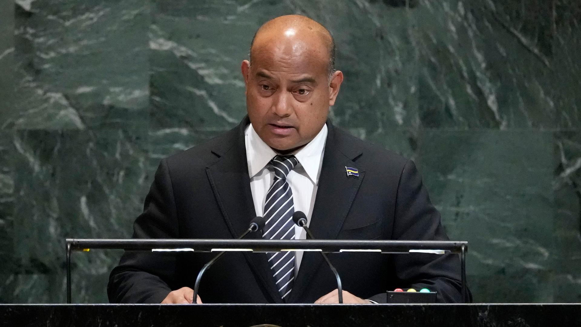 Der Präsident von Nauru, David Ranibok Adeang, steht hinter einem Rednerpult. Der Präsident von Nauru, David Ranibok Adeang, steht hinter einem Rednerpult.