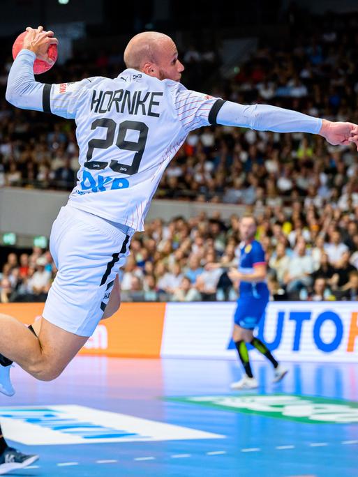 Der deutsche Handballer Tim Hornke im Sprungwurf. 