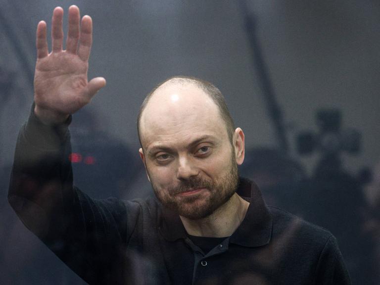 Der russische Oppositionelle Wladimir Kara-Mursa in einer gläsernen Zelle vor Gericht.