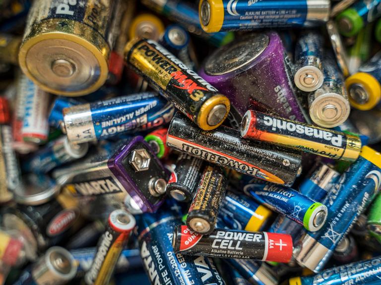 Alte Batterien in einer Batterie Rückgabe. Ausgelaufene und verbrauchte Batterien und Akkus.