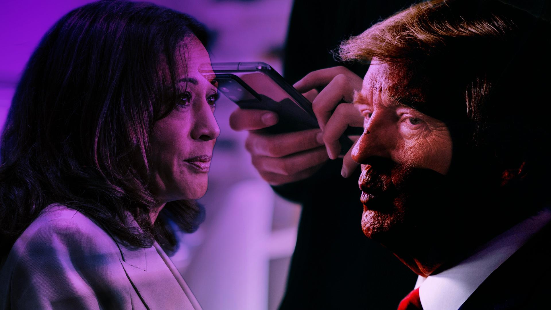 Collage von Kamala Harris und Donald Trump, die einander im Profil gegenüberstehen. Im Hintergrund ist eine Person zu sehen, die ein Smartphone bedient.