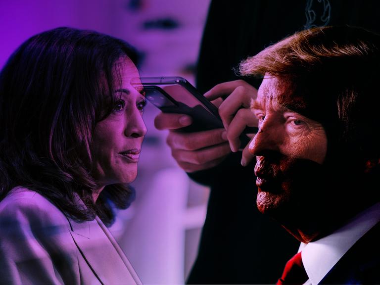 Collage von Kamala Harris und Donald Trump, die einander im Profil gegenüberstehen. Im Hintergrund ist eine Person zu sehen, die ein Smartphone bedient.