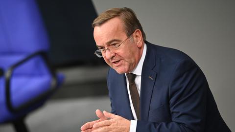 Boris Pistorius (SPD), Verteidigungsminister, spricht in der Debatte zum Wehrdienst-Modernisierungsgesetz im Bundestag. 