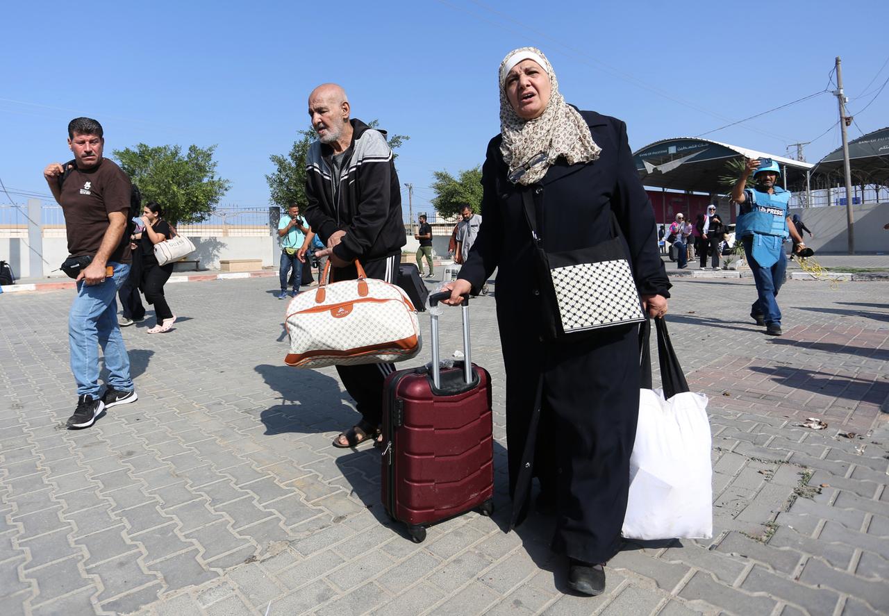 Palästinensische Gebiete, Rafah: Menschen bereiten sich darauf vor, den Gazastreifen über den Rafah-Übergang im südlichen Gazastreifen nach Ägypten zu verlassen. 